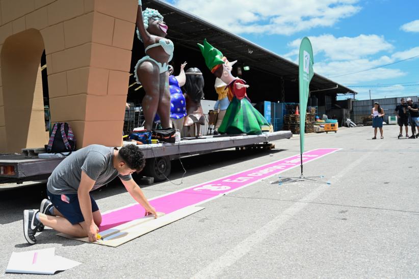 Directora de cultura María Inés Obaldía participa de los preparativos del carro alegórico de carnaval