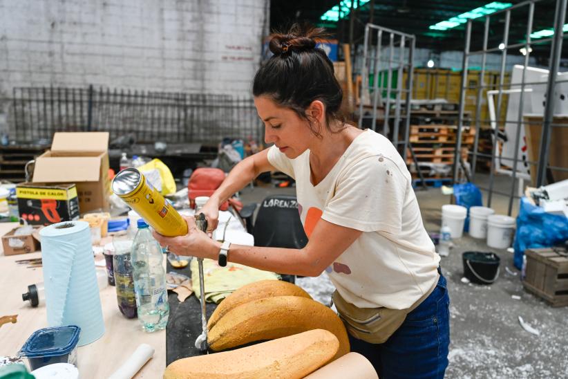 Directora de cultura María Inés Obaldía participa de los preparativos del carro alegórico de carnaval