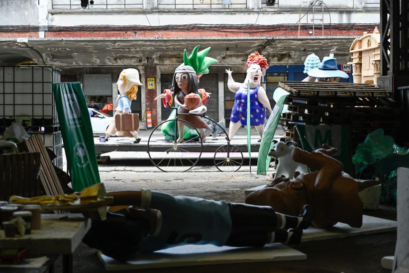 Directora de cultura María Inés Obaldía participa de los preparativos del carro alegórico de carnaval