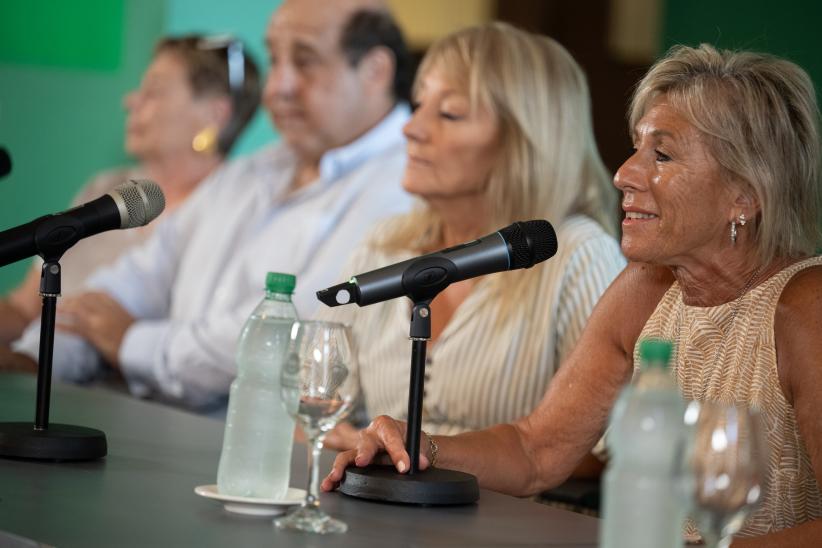 	Intendenta de Montevideo Carolina Cosse, participa de la firma de documento de compra para el nuevo edificio de EMAD