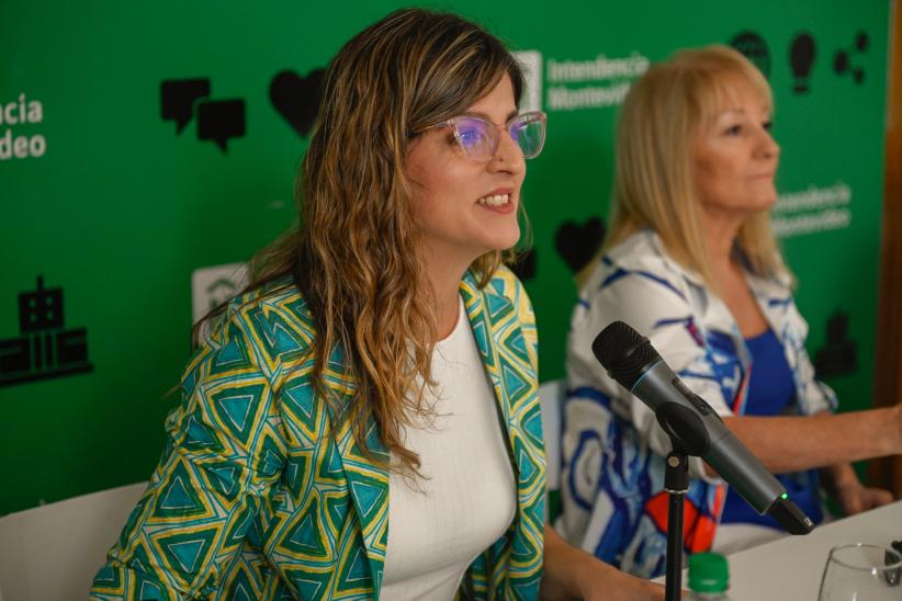 Carolina Cosse y Fabiana Goyeneche en la firma de comodato con la Asociación Civil Casa del Departamento 20, para la creación del espacio «Montevideo al mundo»