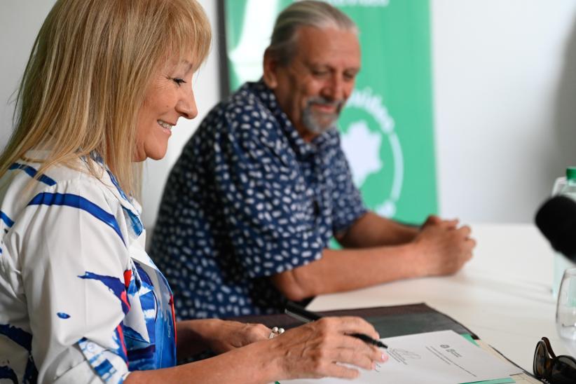 Carolina Cosse, participa de la firma de comodato con la Asociación Civil Casa del Departamento 20, para la creación del espacio «Montevideo al mundo»