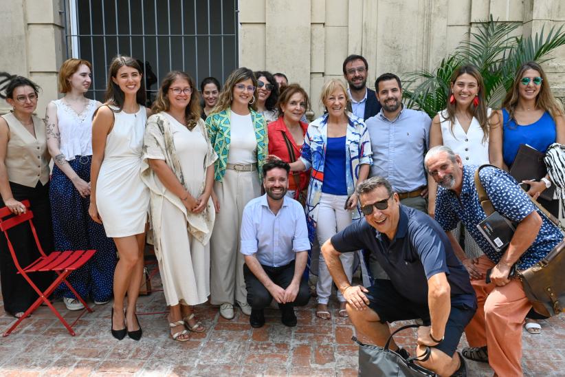 Carolina Cosse y Fabiana Goyeneche en la firma de comodato con la Asociación Civil Casa del Departamento 20, para la creación del espacio «Montevideo al mundo»