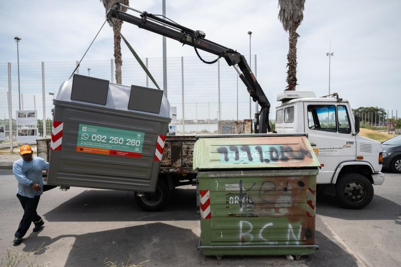 Colocación de nuevos contenedores en Parque Débora Céspedes