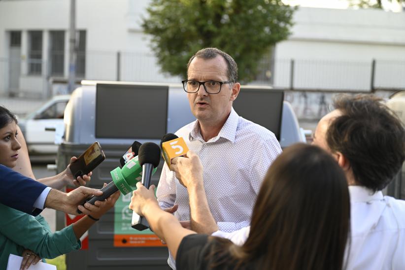 Presentación de contenedores metálicos para residuos mezclados en el barrio La Teja.