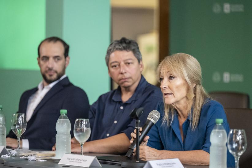 Intendenta Carolina Cosse realiza presentación de buses eléctricos para turismo 