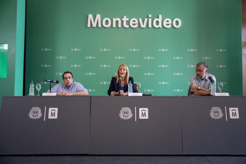 Intendenta de Montevideo Carolina Cosse en la presentación de nueva tecnología para máquinas expendedoras de boletos