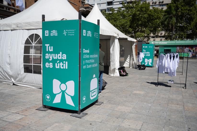 Campaña tu ayuda es útil en la explanada de la intendencia de Montevideo