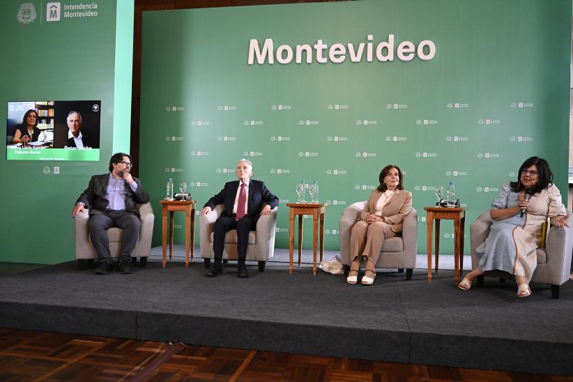 Mauricio Zunino y María Inés Obaldía, participan de la declaración de Visitante Ilustre de Montevideo a Peter Burkey María Lucía García Pallares-Burke