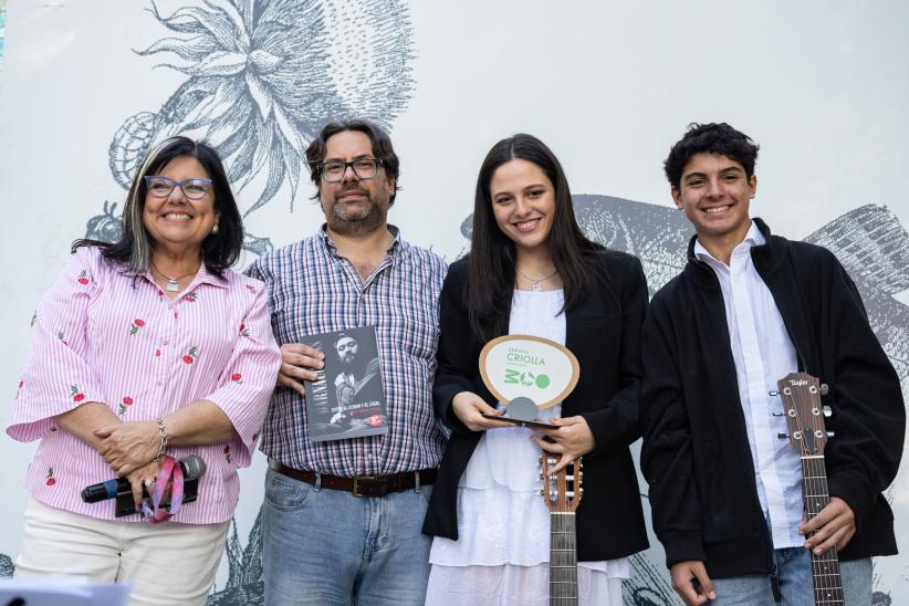 Mauricio Zunino (i) y María Inés Obaldía en la premiación a Faustina Diego Urbin en la Semana Criolla 2024