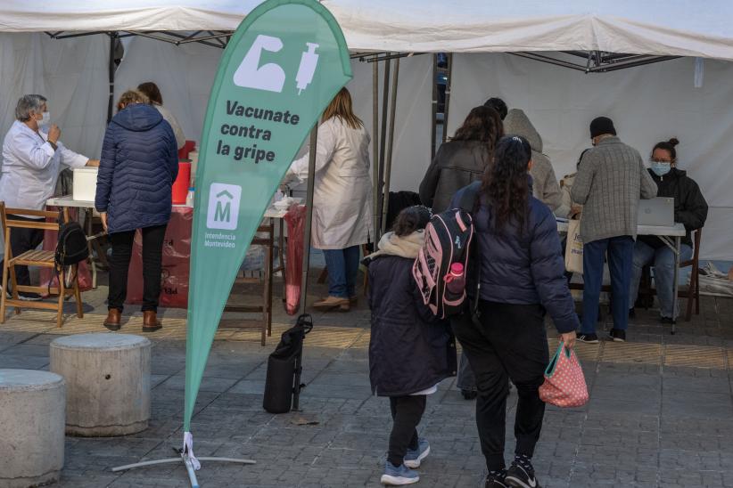 Jornada de vacunación contra la gripe en la explanada de la Intendencia de Montevideo 