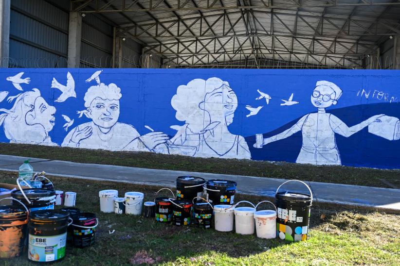 Pintada de mural por campaña «Informando a las mujeres, transformando vidas»