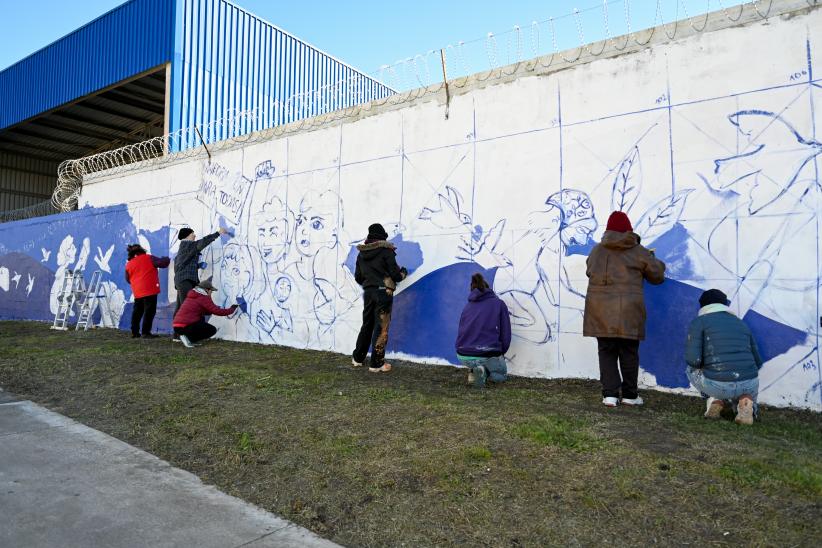 Pintada de mural por campaña «Informando a las mujeres, transformando vidas»