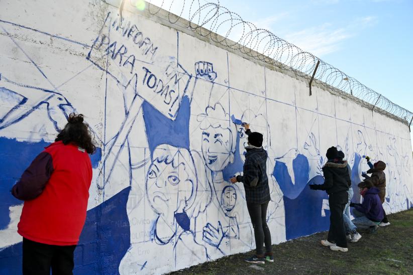 Pintada de mural por campaña «Informando a las mujeres, transformando vidas»