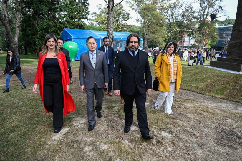 Inauguración de esculturas chinas en Parque Batlle