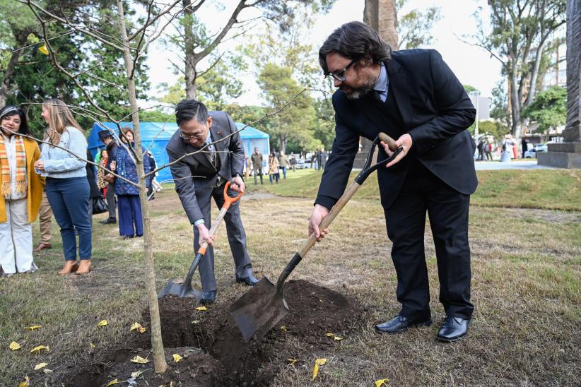 Inauguración de esculturas chinas en Parque Batlle