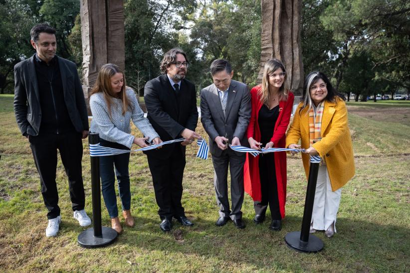 Inauguración de esculturas chinas en Parque Batlle