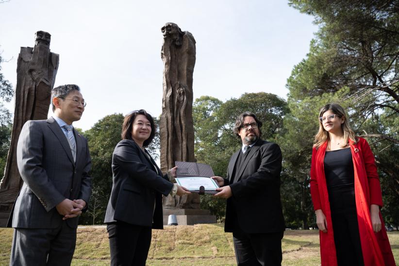 Inauguración de esculturas chinas en Parque Batlle