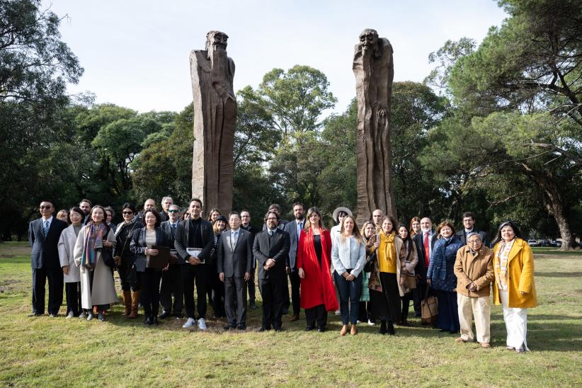 Inauguración de esculturas chinas en Parque Batlle