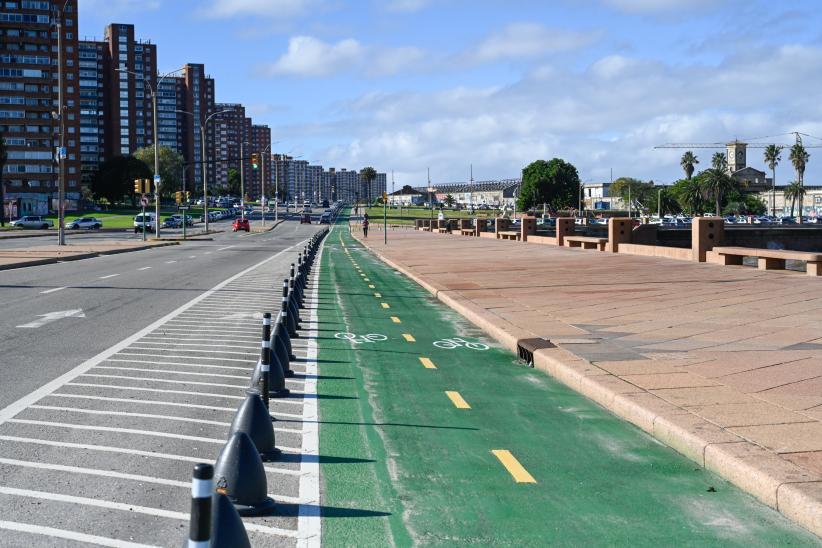 Ciclovía de la rambla entre calles Sarandí y Carlos María Morales 