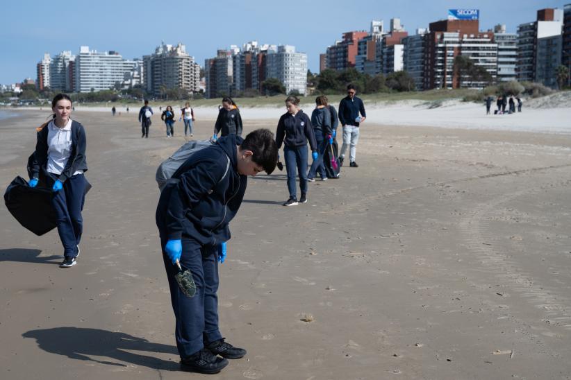 Jornada de plantación y limpieza de la playa Malvín con la participación del Colegio Santo Domingo