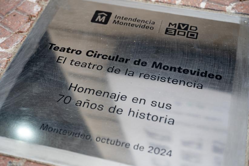 Descubrimiento de placa en homenaje al Teatro Circular de Montevideo, por sus 70 años de historia