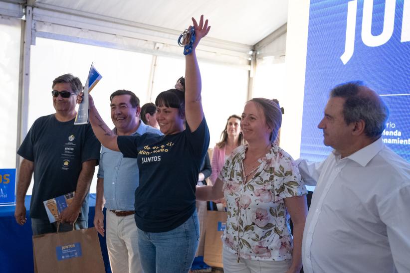 Entrega de viviendas de realojo a familias del asentamiento 22 de Mayo