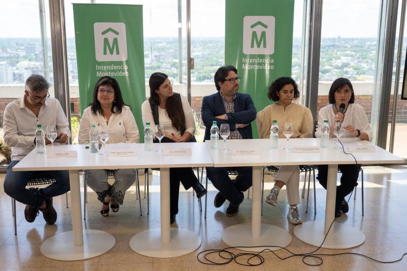 Conferencia de prensa por nuevo beneficio de estacionamiento el Día del centro