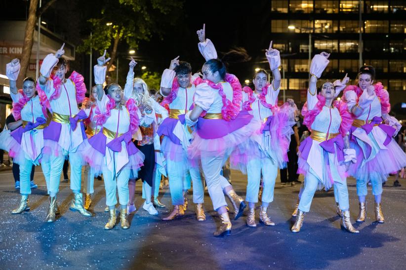 Desfile del Carnaval de las Promesas por Av. 18 de Julio