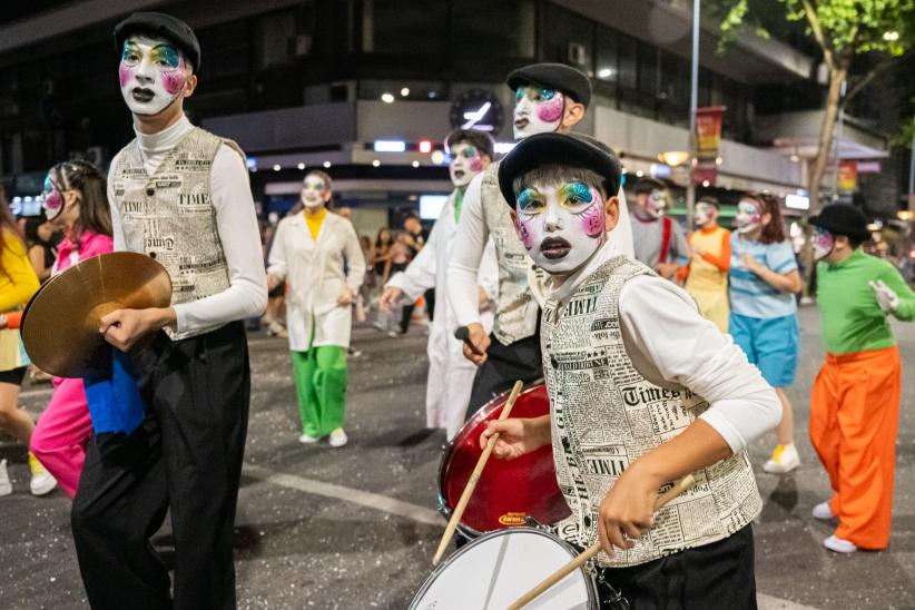 Desfile del Carnaval de las Promesas por Av. 18 de Julio