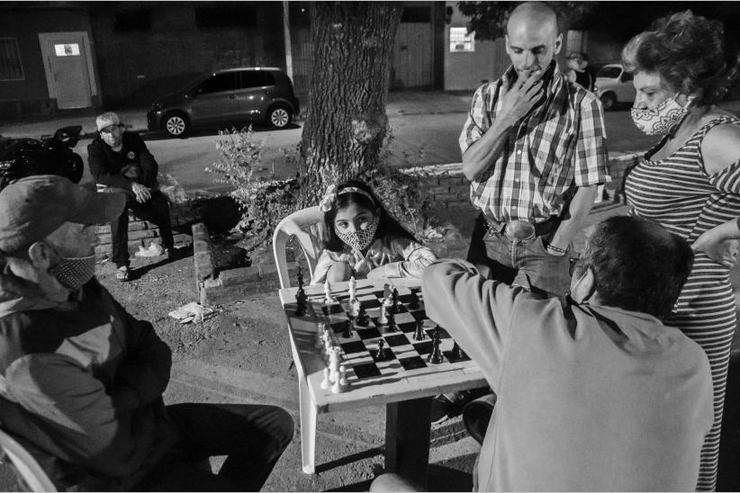 Clases de ajedrez en la olla popular del Centro Social y Deportivo Victoria