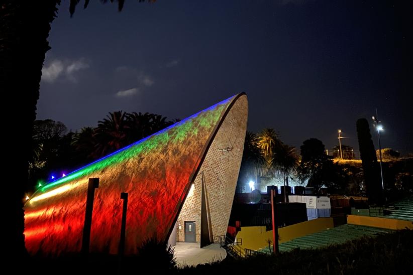 Iluminación del Teatro de Verano por Mes de la Diversidad 