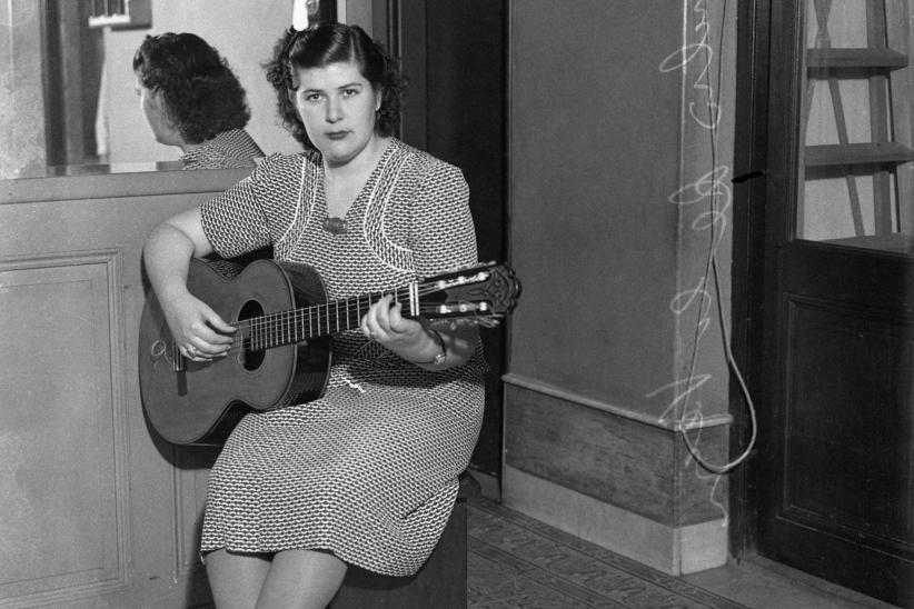 Amalia de la Vega en los estudios de Radio CX14. Año 1948