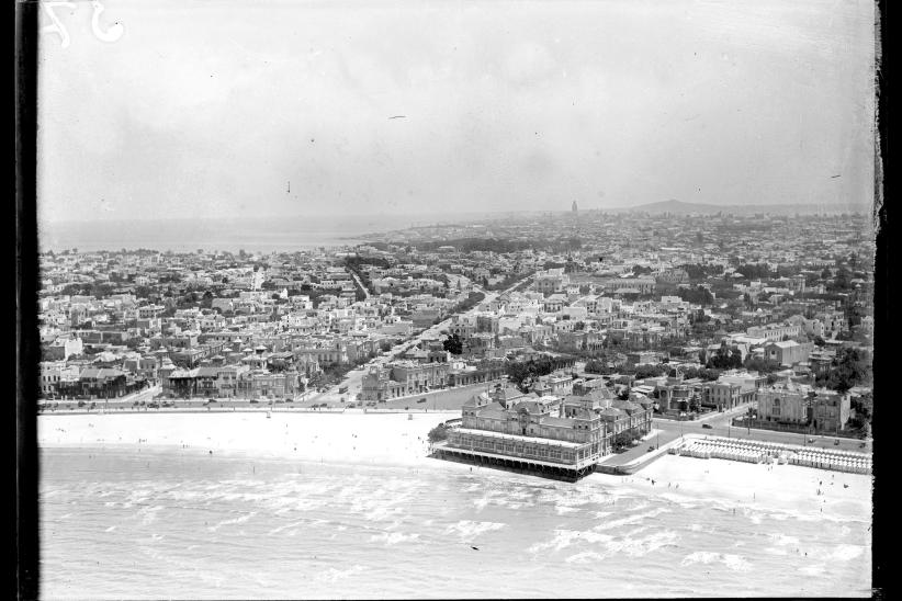 Vista aérea de la playa y el barrio de Pocitos. Adelante: Hotel de los Pocitos. Años 1930-1935