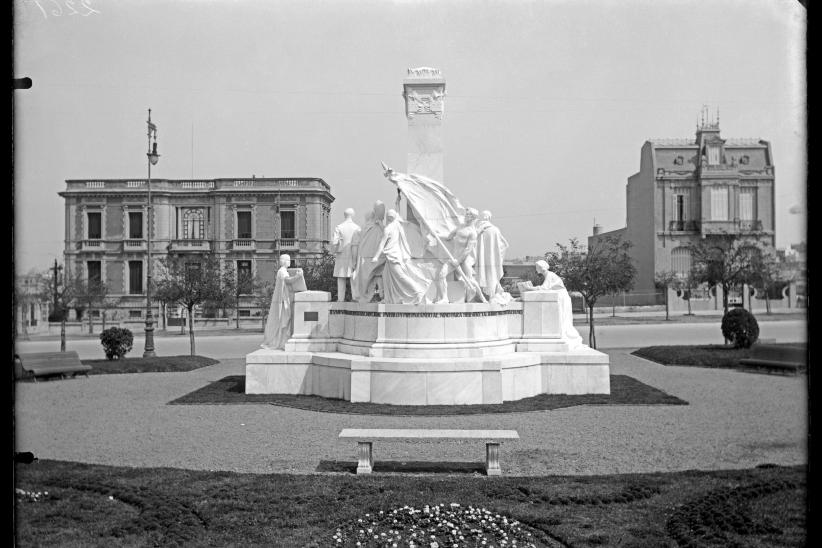 Esta imagen pertenece al Grupo de Series Historicas (FMH) que integra el archivo fotografico del Centro de Fotografia de Montevideo (CdF).

El CdF es una unidad de la Division Informacion y Comunicacion de la Intendencia de Montevideo.

Por mas