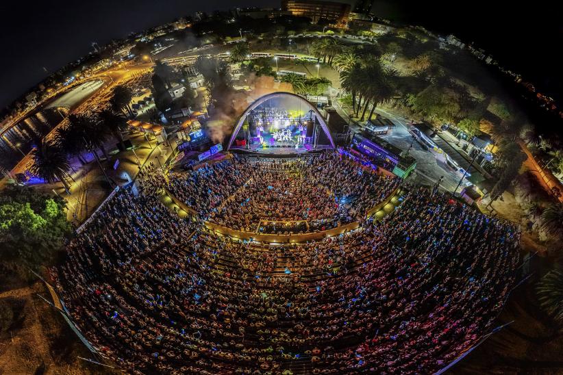 Vista aérea durante la actuación de los parodistas Zíngaros. Liguilla del Concurso Oficial de Carnaval 2023. Teatro de Verano. 22 de febrero de 2023