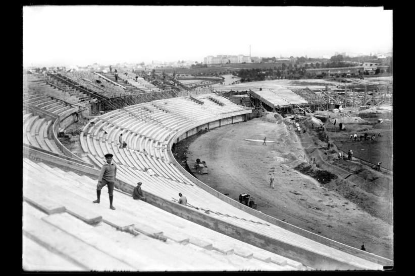 Obra de construcción del talud y Tribuna Ámsterdam. Estadio Centenario. Al fondo, Hospital de niños Pereira Rossell. Febrero - Julio de 1930 (aprox.)