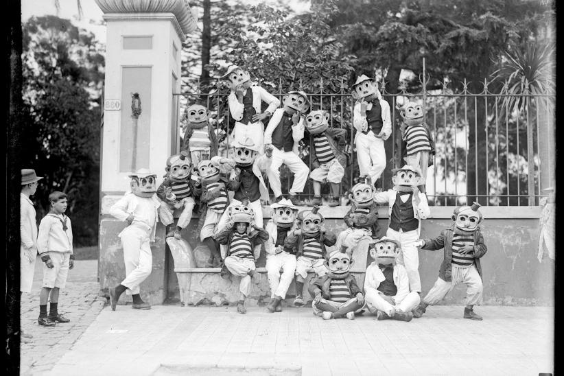 Cabezudos inspirados en Viruta y Chicharrón, personajes de la tira cómica de Caras y Caretas. Celebración de Carnaval. S.l. Año 1917