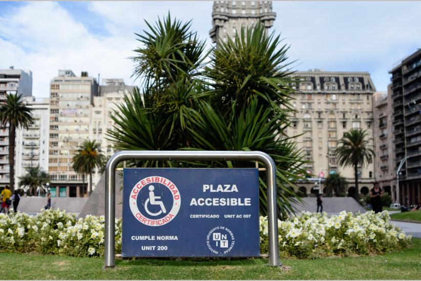 Plaza accesible. Plaza independencia. Discapacidad