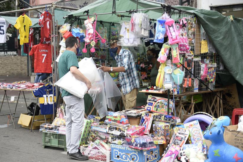 Entrega de bolsas para feriantes de Vía Blanca