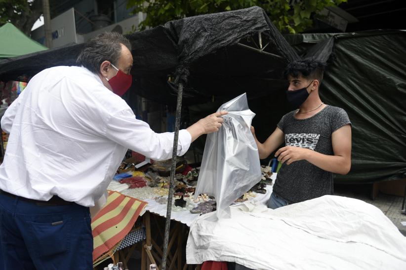 Entrega de bolsas para feriantes de Vía Blanca