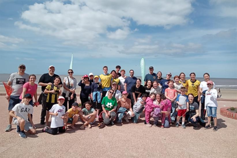  Jornada de plantación y limpieza de la playa Carrasco, organizada por el Colegio Alemán