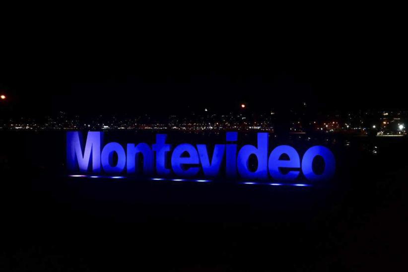 Iluminación del letrero en Kibón por el Día Mundial de los Refugiados