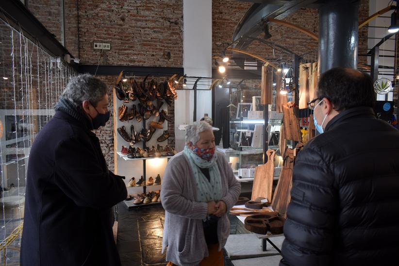 Visita del director de Desarrollo Económico al Mercado del artesano.