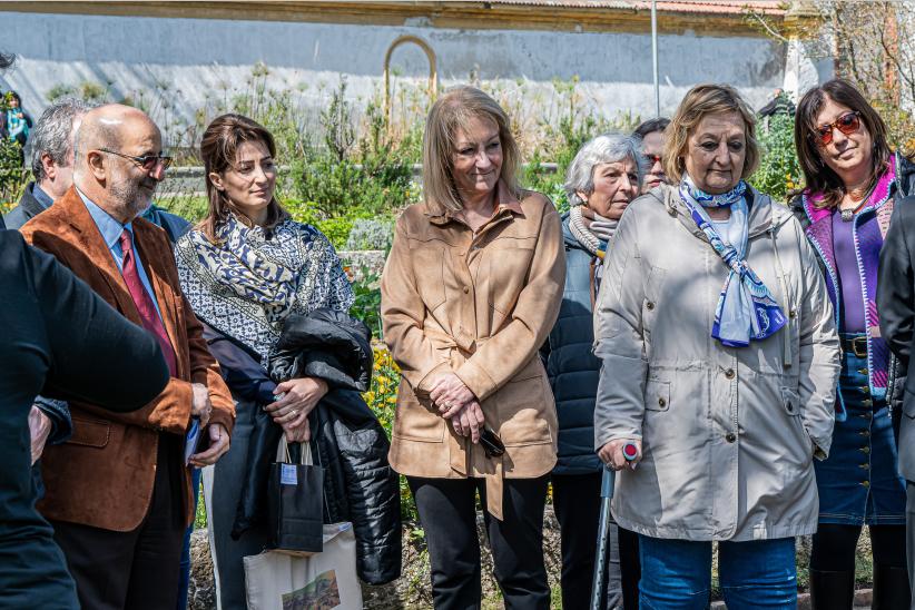 Reposición de placa de la comunidad Armenia en el Jardín Botánico