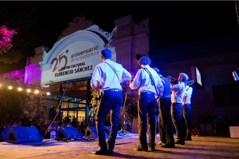 Festival callejero: Grecia tomada en el marco de los 25 años de la reapertura del Centro Cultural Florencio Sánchez 