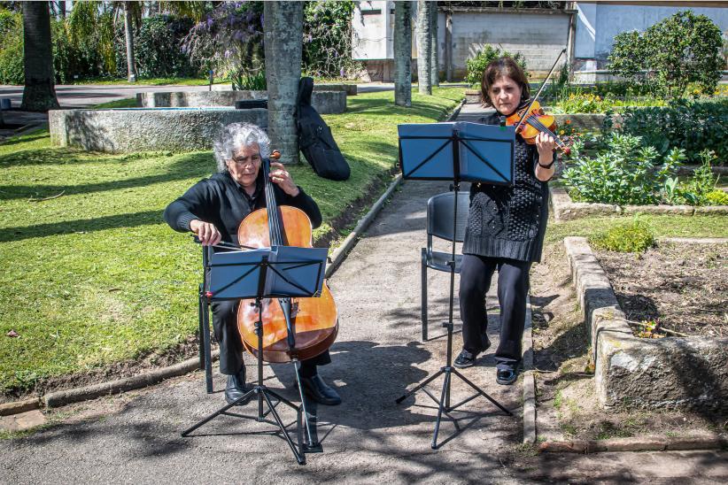 Reposición de placa de la comunidad Armenia en el Jardín Botánico