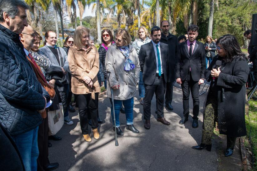 Reposición de placa de la comunidad Armenia en el Jardín Botánico