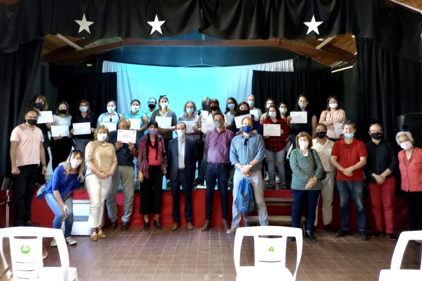 Entrega de certificados a participantes de cursos de anfitriones turísticos en el Municipio C