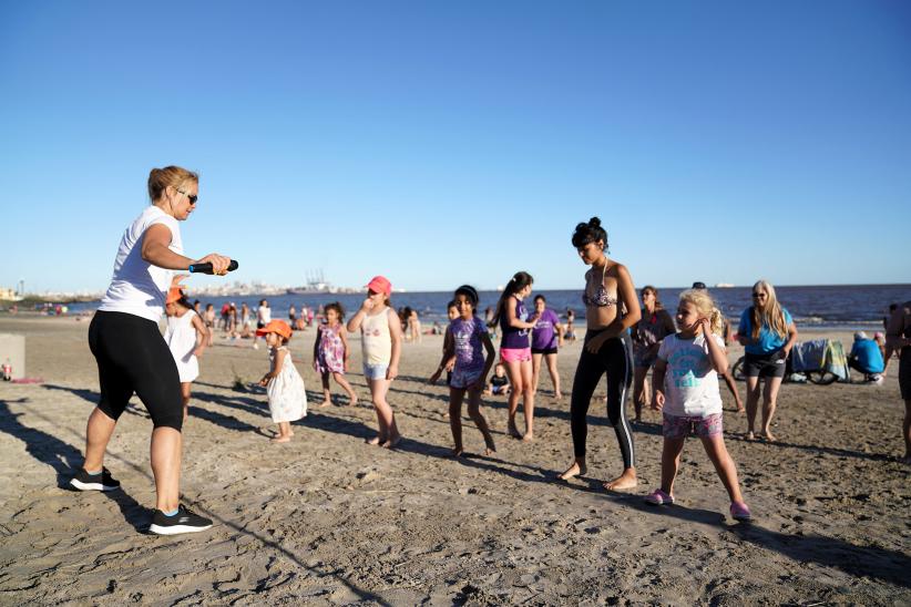 Clase de fitness en la playa del Cerro